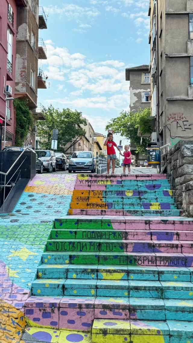 מגיעים לסופיה בולגריה עם הילדים? קבלו כמה המלצות שוות במיוחד.📍מדרגות צבעוניות ליד מלון Eurostar מושלמות לצילומים ולמשחקים.📍מוזיאון מדע Muzeiko, מוזיאון מקסים ומודרני עם שלוש קומות בנושאים של העבר, הווה ועתיד.📍מסעדת Unica, מסעדה איטלקית מדהימה עם עיצוב יפהפה ואוכל מעולה.📍פארק Borisova Gardina, עם אגם ומסלולי הליכה ואופניים.📍גנים ליד בית המרחץ הישן של סופיה.📍פארק עם גן משחקים Studentski פארק.✅כנסו לבלוג “מטיילת מחוץ לקופסא” כדי לקרוא את הפוסט המלא.#Sofia #סופיה